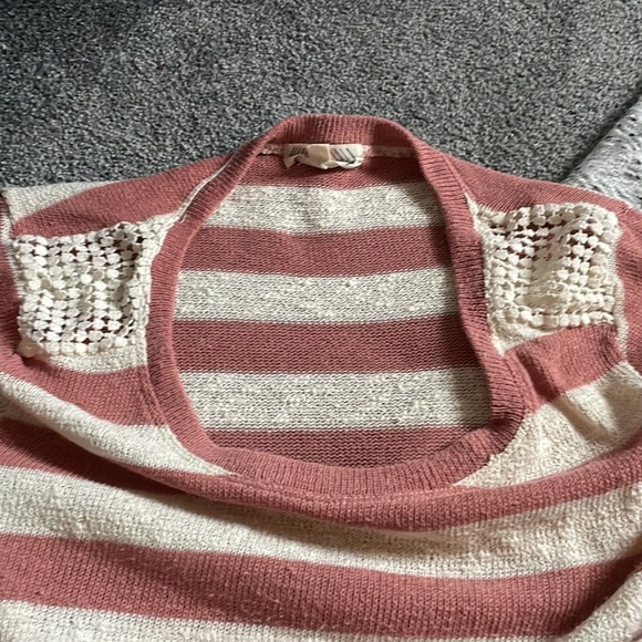 Two sweaters - Picture 7 of 7